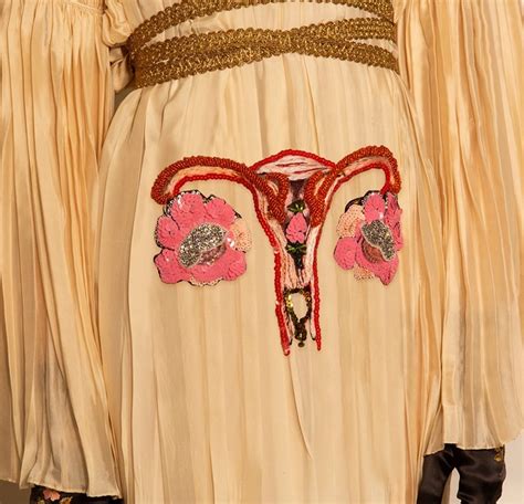 Moda: desta scalpore l’utero ricamato sull’abito di Gucci 